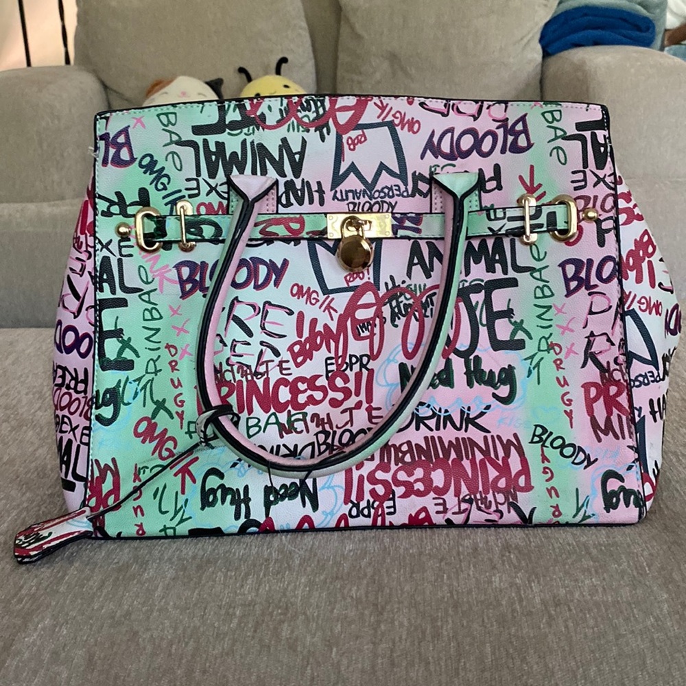 Multi-colored shoulder purse.Multiple compartments,a zipper in the back.